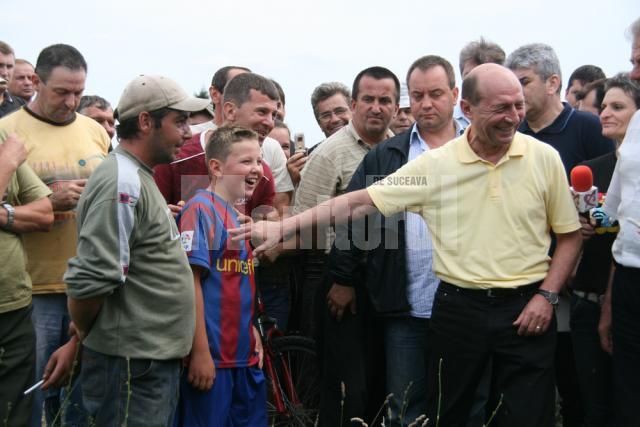 Vizită: Băsescu i-a încurajat pe sinistraţii din Pătrăuţi şi Dorneşti