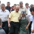 Vizită: Băsescu i-a încurajat pe sinistraţii din Pătrăuţi şi Dorneşti
