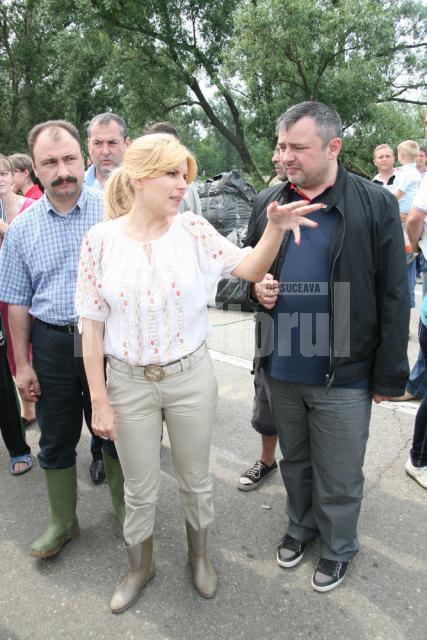 Prefectul Sorin Popescu, ministrul Dezvoltării, Elena Udrea, şi deputatul Ioan Bălan