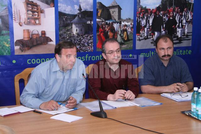 Vizită: Emil Boc şi-a donat salariul pentru şase familii sinistrate din judeţul Suceava