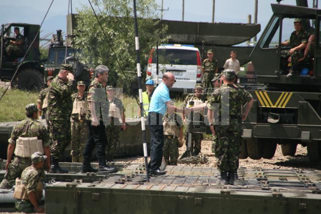Traian Băsescu a venit însoţit de ministrul Apărării, Gabriel Oprea, cei doi inspectând lucrările la podul de pontoane de peste râul Suceava