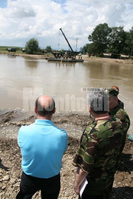 Vizită: Băsescu a inspectat lucrările la podul de pontoane de la Dorneşti