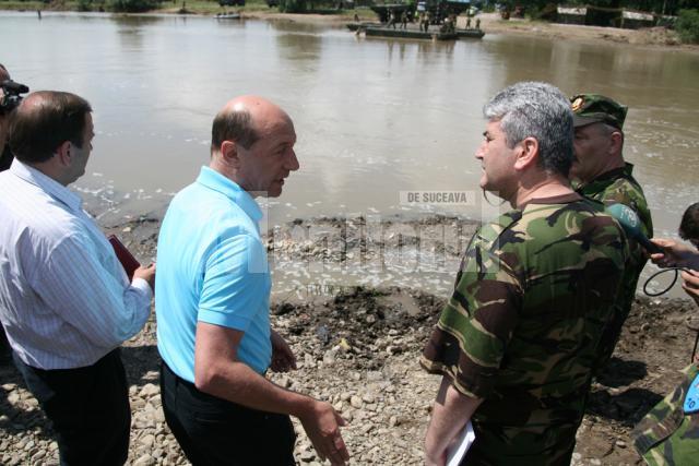 Vizită: Băsescu a inspectat lucrările la podul de pontoane de la Dorneşti