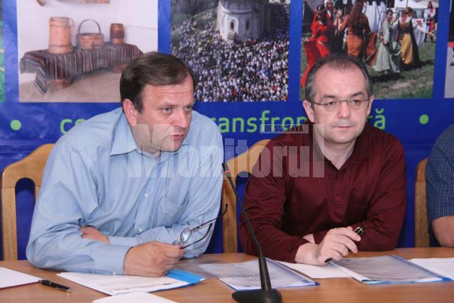 Preşedintele Consiliului Judeţean Suceava, Gheorghe Flutur, şi prim-ministrul Emil Boc