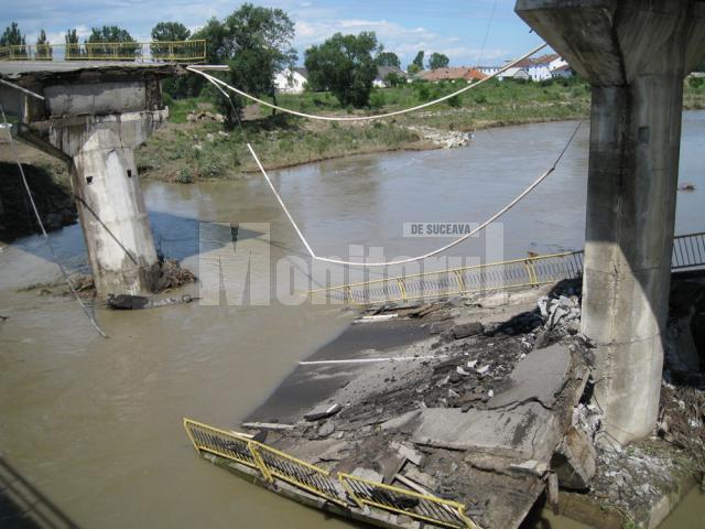 O porţiune din podul de la Dorneşti a căzut în râul Suceava