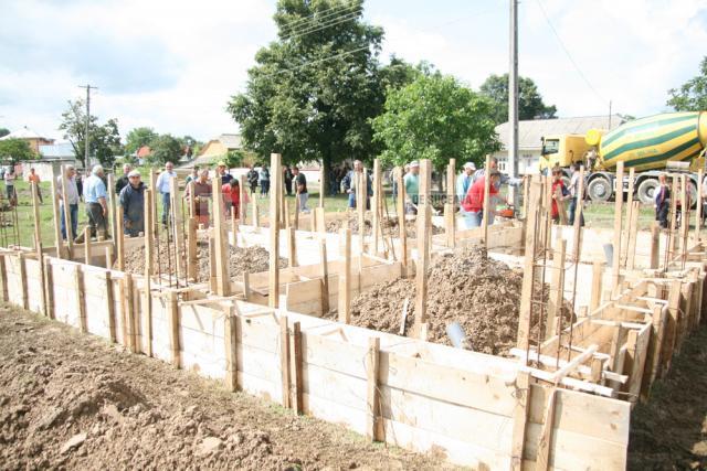 Vizită oficială: Boc a lăudat modul în care autorităţile sucevene s-au implicat în reconstrucţia caselor