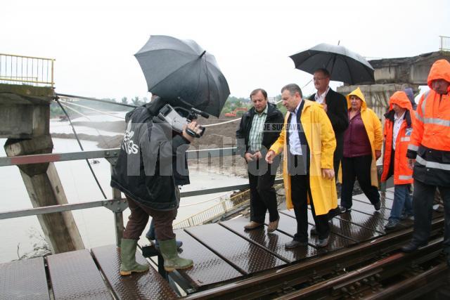 Preşedintele CJ Suceava, Gheorghe Flutur, şi ministrul Transporturilor, Radu Berceanu  au inspectat în cursul zilei de ieri podul rutier din Dorneşti