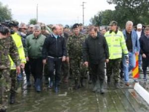 Băsescu, prezent la deschiderea podului de pontoane făcut de militari la Dorneşti