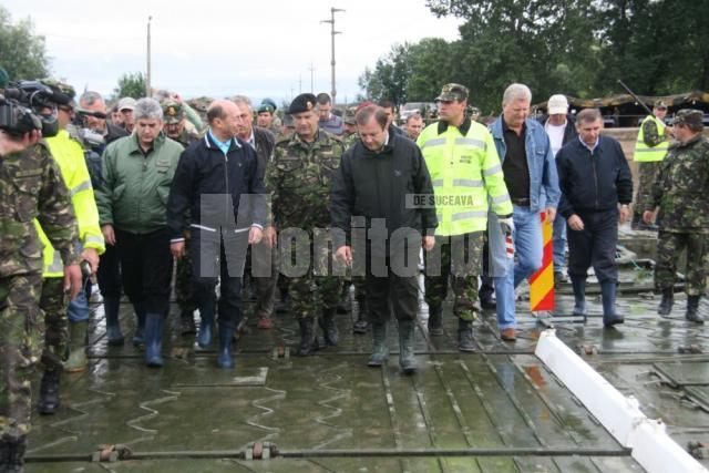 Băsescu, prezent la deschiderea podului de pontoane făcut de militari la Dorneşti