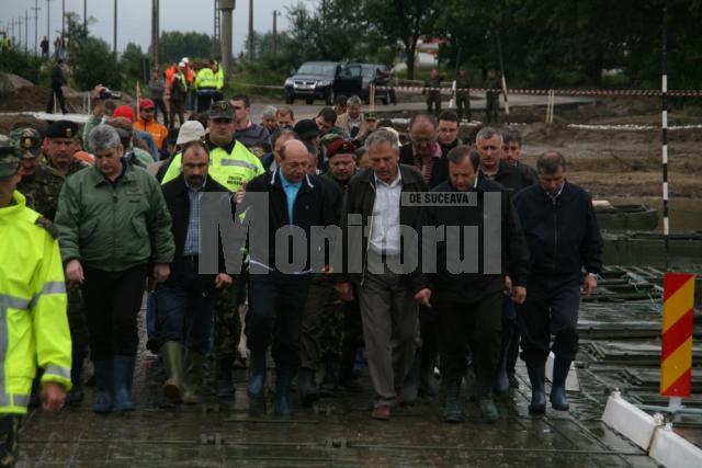 Traian Băsescu a fost prezent ieri în comuna Dorneşti pentru a participa la deschiderea podului provizoriu de pontoane construit pe râul Suceava