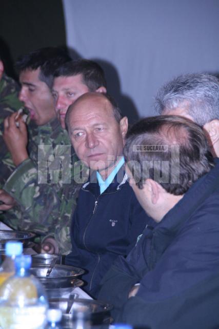 Traian Băsescu a mers la popota amenajată de armată în apropierea râului
