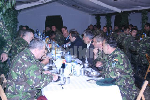 Vizită: Băsescu a inaugurat podul de la Dorneşti şi a mâncat fasole la popota militarilor