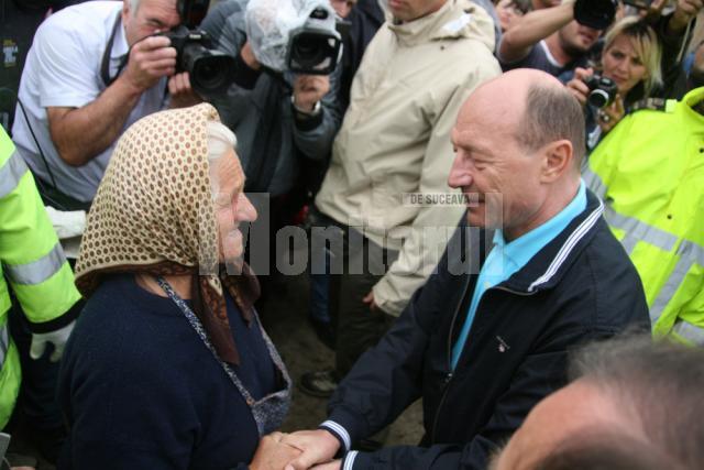 Vizită: Băsescu a inaugurat podul de la Dorneşti şi a mâncat fasole la popota militarilor