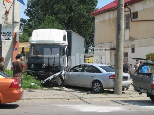 Şoferul autoturismului Audi, proptit în autocamionul parcat la marginea drumului