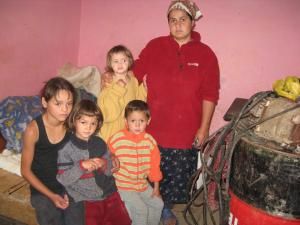 Maria Florescu împreună cu patru dintre cei cinci copii ai familiei