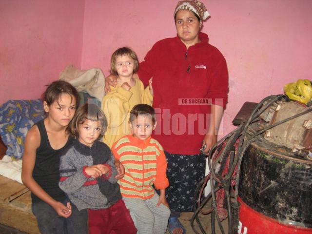 Maria Florescu împreună cu patru dintre cei cinci copii ai familiei