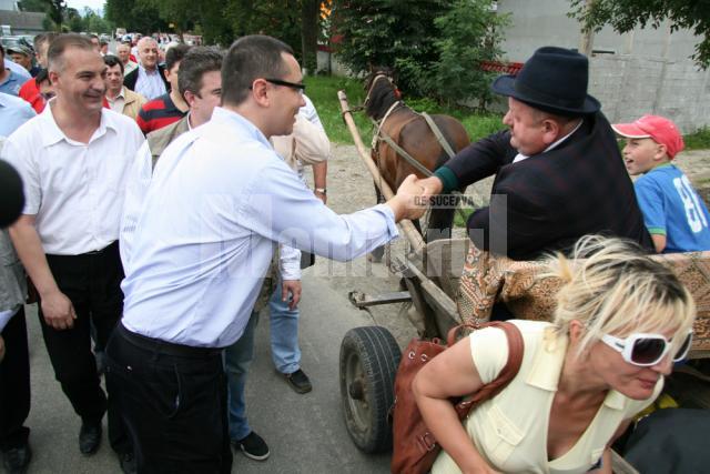 Vizită: Victor Ponta a venit cu ajutoare pentru sinistraţii din Suceava