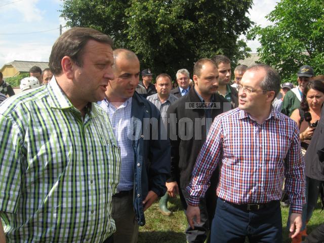 Emil Boc a vizitat lucrările de reconstrucţie a caselor din Dărmăneşti