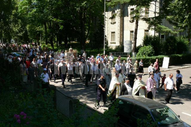 Fălticeni: Procesiune pentru bolnavi cu moaştele Sf. Pantelimon