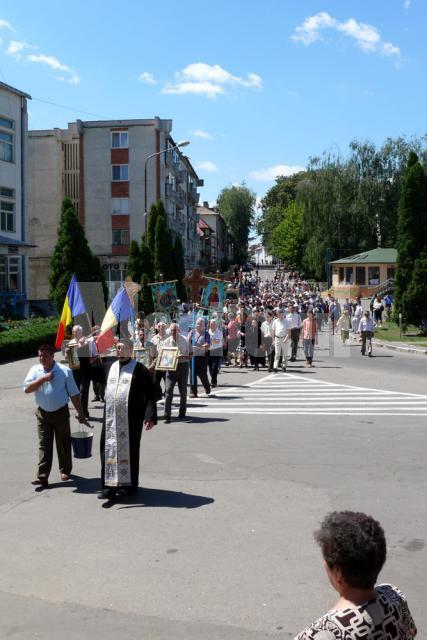 Fălticeni: Procesiune pentru bolnavi cu moaştele Sf. Pantelimon