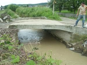Podul care s-a dovedit a fi un baraj în calea apelor