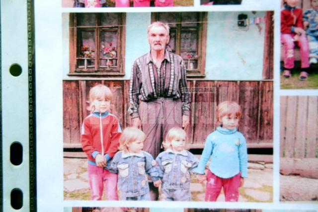 Paraschiva, Petrea şi Pavel, de la dreapta la stânga, lângă sora rămasă în viaţa şi tatăl copiilor