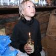 Irina, micuţa de zece ani, cu o lumânare lângă lada în care au murit fraţii ei