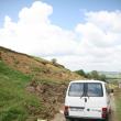 Alunecări de teren: O familie cu şapte copii din Dumbrava riscă să fie înghiţită de pământ