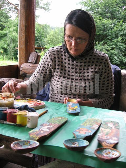 Valentina Acasandrei pictând poveşti pe linguri