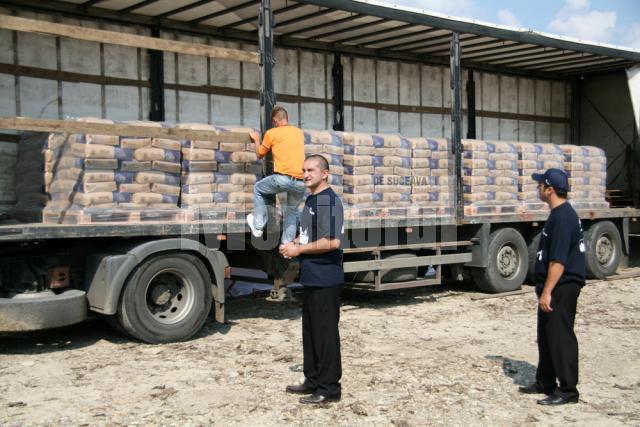 Aproape 700 de saci de ciment au fost donaţi pentru refacerea grădiniţei din Straja