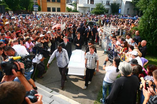 Mădălina Manole a fost înmormântată la Ploieşti în prezenţa a 5.000 de persoane. Foto: MEDIAFAX
