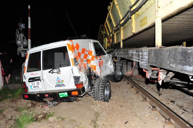 Incredibil: Maşină lovită de un tren, la un pasaj cu barierele ridicate şi fără nici o altă avertizare