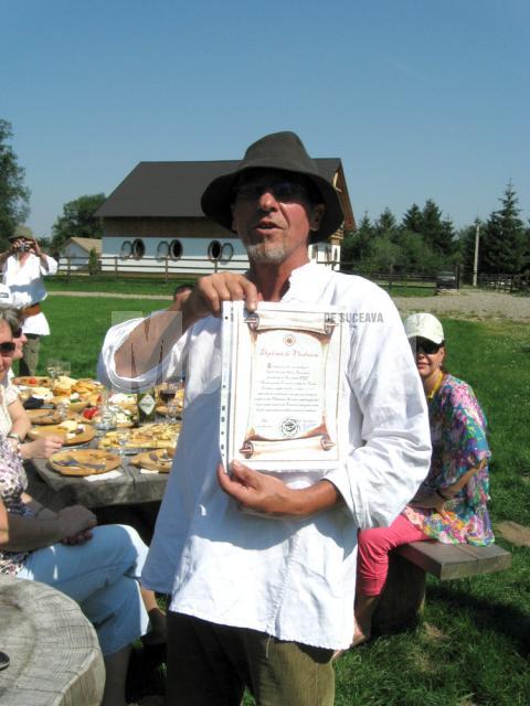 Meşterul cioplitor Toader Ignătescu cu Diploma de vrednicie