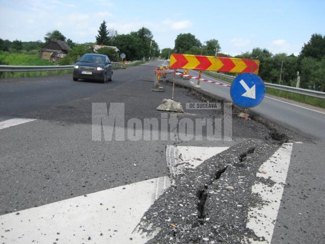 Şosea ruptă: Drumul european Suceava - Vatra Dornei s-a surpat la Ilişeşti