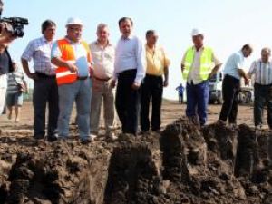 Gheorghe Flutur a inspectat ieri lucrările de construcţie la prima celulă a gropii de deşeuri din Moara