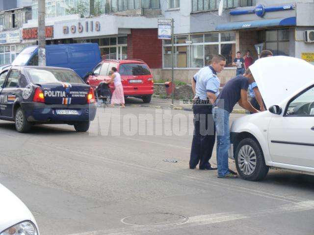 O maşină a Poliţiei a fost lovită din spate de un autoturism Dacia Logan. Foto: Honey CRAMARIUC