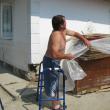 După inundaţii Mihai Pădurariu a fost nevoit să scoată parchetul din casă