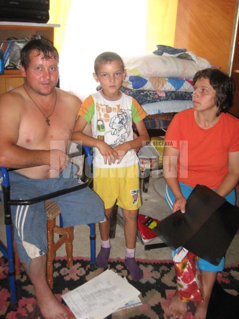 Mihai şi Tatiana Pădurariu, împreună cu unul dintre băieţi