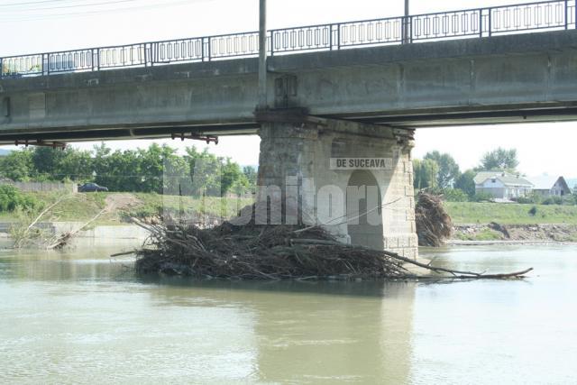 Podurile trebuie să fie curăţate periodic de aluviuni, pentru a nu bloca cursul apei