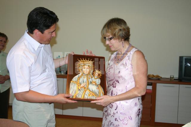 Deputatul Ghervazen Longher i-a oferit Annei Zalewska o icoană şi un costum tradiţional din Bucovina