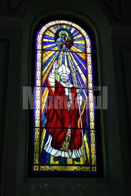Papa Ioan Paul al II-lea, pe vitraliul executat la Poznan, în Polonia
