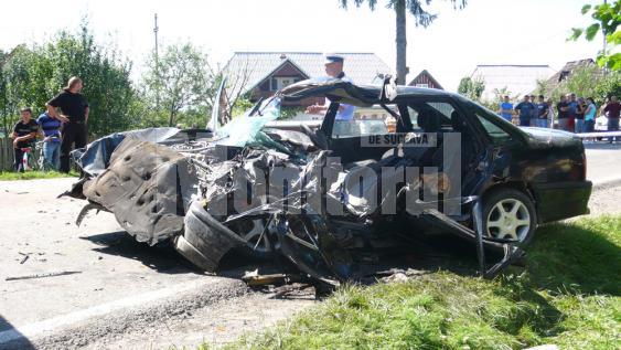 Maşina condusă de şoferul fără permis s-a izbit violent în autoutilitară Foto: Ioan Adrian DABÎCA