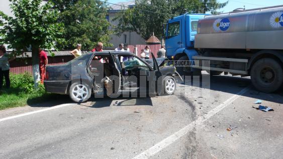 Maşina condusă de şoferul fără permis s-a izbit violent în autoutilitară Foto: Ioan Adrian DABÎCA