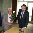 George Ungureanu, cu trandafirul alb oferit de vicepreşedintele CJ Suceava, Vasile Ilie