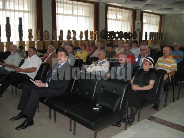 Participanţi la lansarea de carte de la Casa de Cultură din Câmpulung Moldovenesc