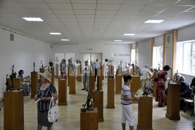 Expoziţia de sculptură cu lucrări realizate în metal de artistul Kovács Géza, la Galeriile de Artă a Muzeului „Ion Irimescu” din Fălticeni