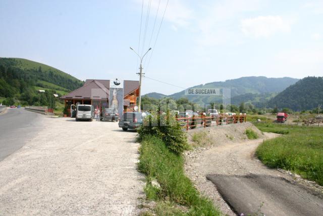 Drumul din dreapta popasului turistic se află pe proprietatea lui Ion Baciu Ţăran