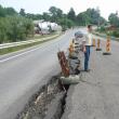 La Ilişeşti, pe o porţiune de circa 250 de metri, drumul naţional s-a surpat cu aproape jumătate de metru