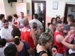 Sute de persoane se înghesuie pentru a depune actele la Serviciul Paşapoarte Suceava şi pentru a obţine un paşaport temporar sau biometric
