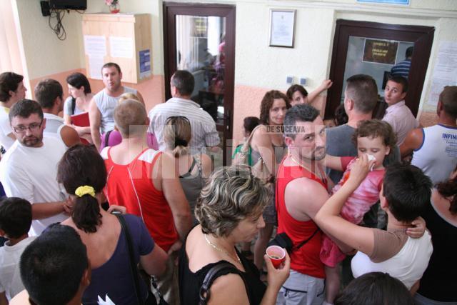 Sute de persoane se înghesuie pentru a depune actele la Serviciul Paşapoarte Suceava şi pentru a obţine un paşaport temporar sau biometric